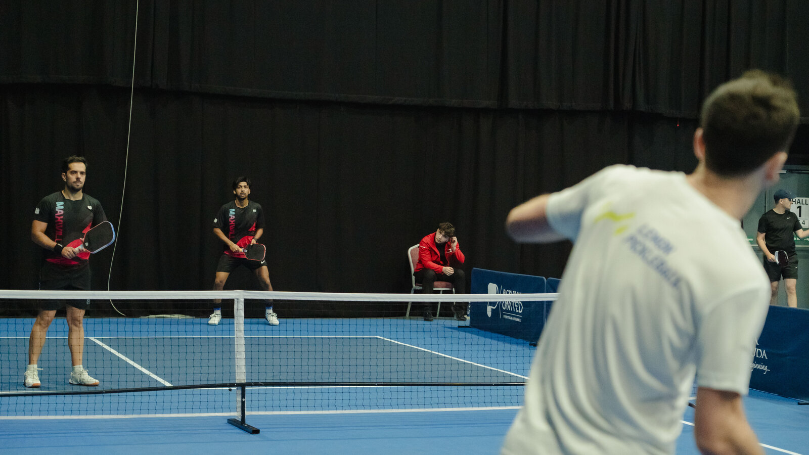 At the net, ready position, Skechers English Open
